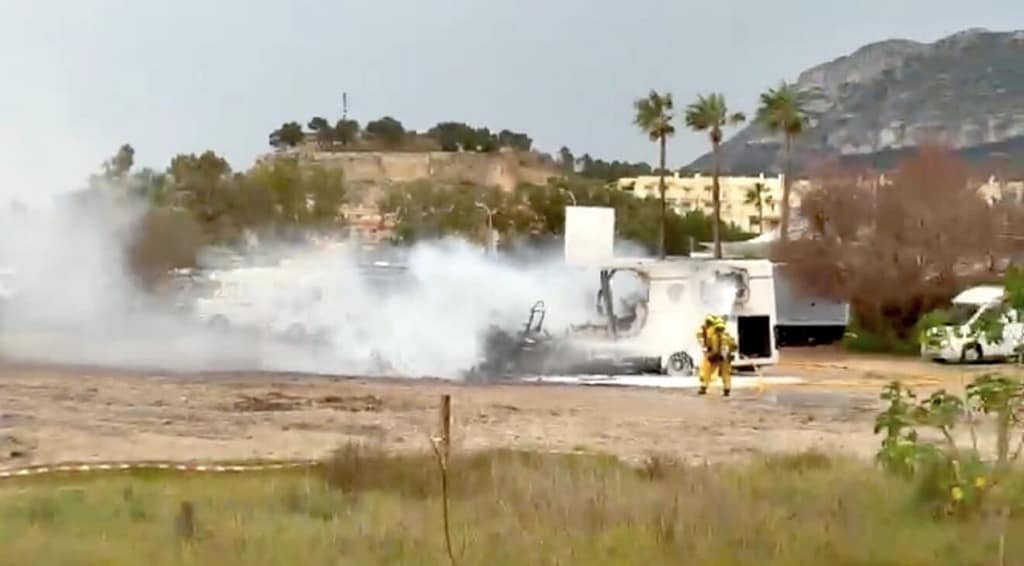 Bomberos apagando el fuego en la playa de denia 1320x729