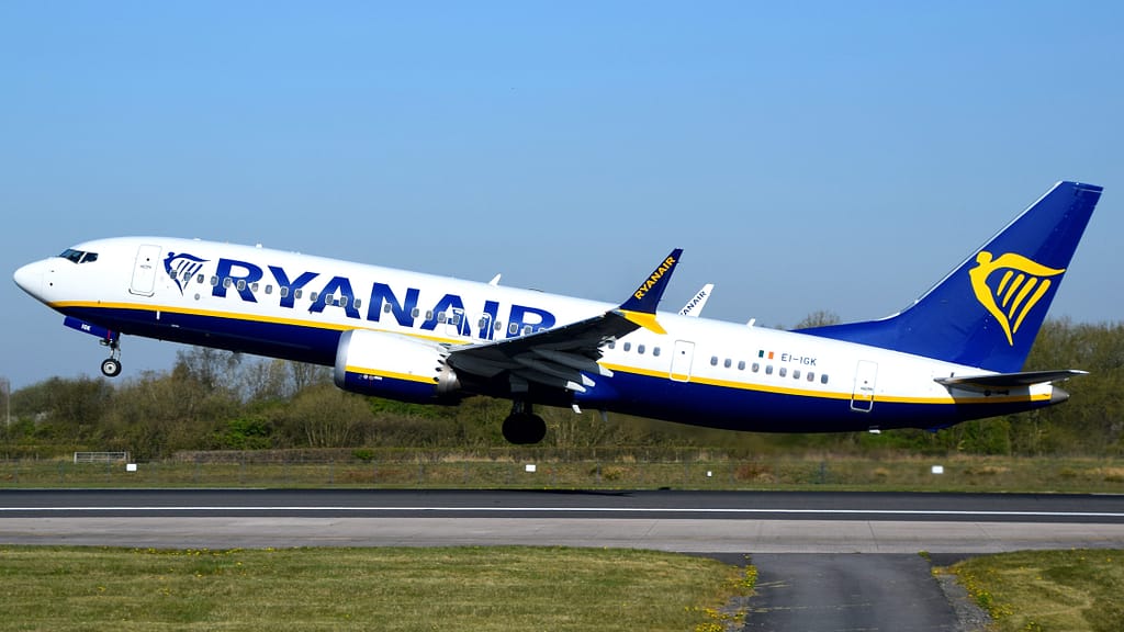 Ryanair 737 MAX 8200 Departing MAN